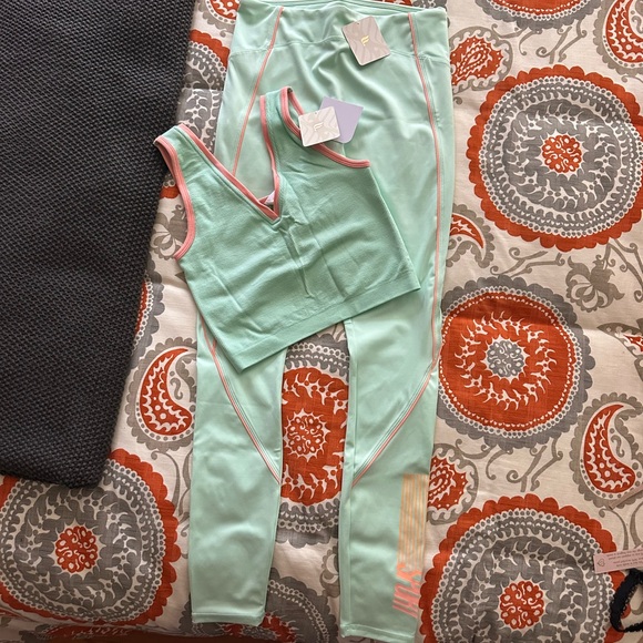 Fabletics Misty Bay and Peach Kiss Set - Picture 2 of 7
